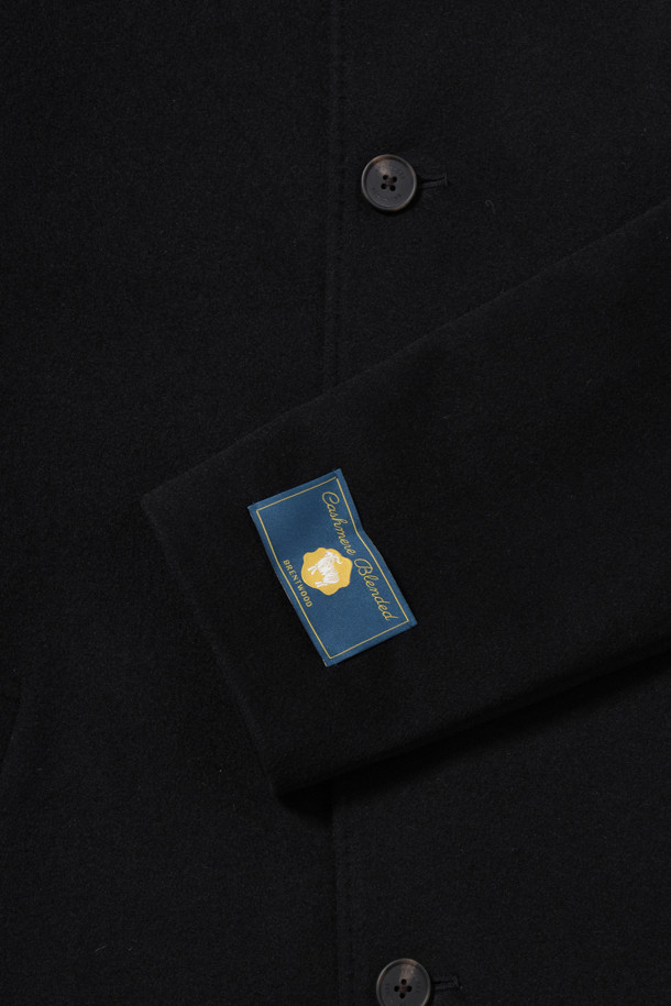 울과 캐시미어 블렌디드 소재로 제작되어 부드러운 촉감과 고급스러운 분위기를 선사하는 하프 코트입니다. 베이지, 블랙, 그레이 세 가지 색상으로 출시되어 다양한 겨울 데일리룩에 활용하기 좋습니다. 하운드투스 패턴과 솔리드 디자인으로 클래식과 캐주얼 무드를 넘나들며, 레귤러 핏으로 편안하게 착용할 수 있습니다. 사선 포켓 디자인과 등판 퀼팅 안감, 안감과 솜 퀼팅 처리로 보온성을 높였습니다. 겨울철 오피스룩과 모임룩에 세련된 스타일을 더해보세요.
