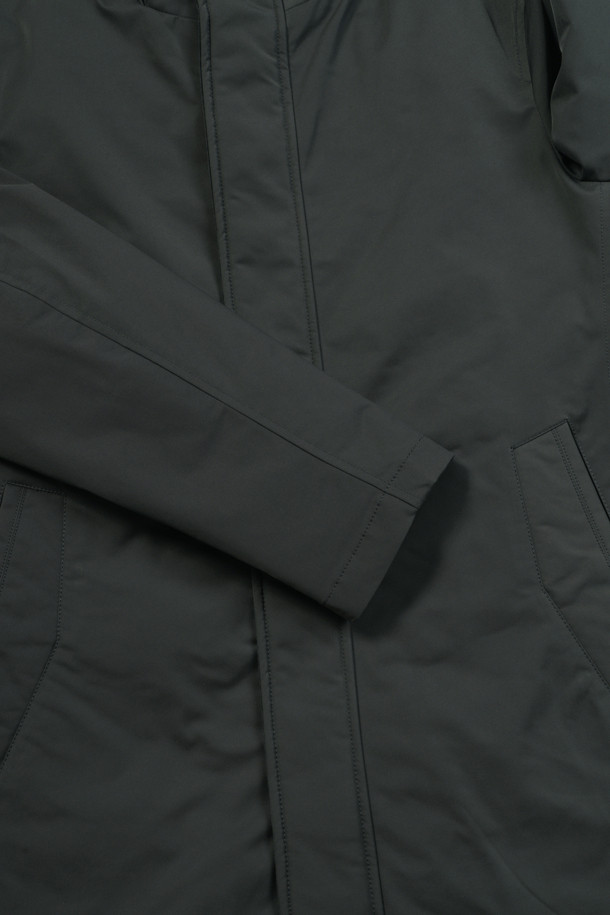 [이노버] 베이직 3-way 다운 코트는 남성 고객을 위한 겨울철 필수 아이템입니다. 비즈니스 캐주얼 및 출근룩에 적합하며, 베이직하고 캐주얼한 스타일을 연출합니다. 허벅지 기장의 레귤러핏 블랙 컬러 다운 코트로, 부드러운 촉감의 폴리에스터 및 나일론 혼방 소재로 제작되었습니다. 보온성을 위한 두꺼운 두께감과 긴 소매, 지퍼 여밈 방식이 특징이며, 3-way 타입으로 내피 분리가 가능합니다. 머스코비덕 다운 충전재(솜털:깃털=80:20)와 코듀로이 배색, 내피 안감 뉴욕 지도 프린팅으로 디자인의 완성도를 높였습니다.
