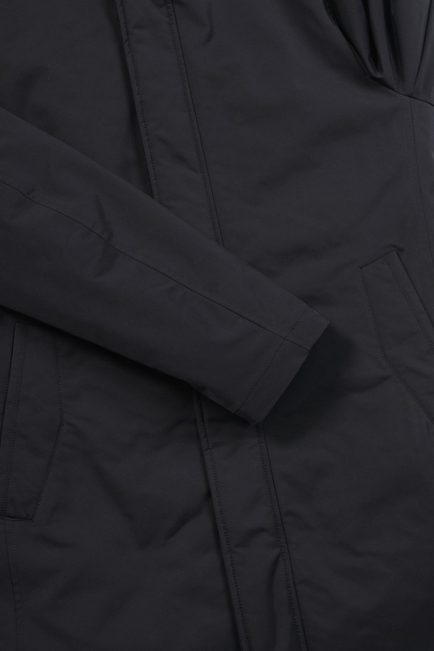 [이노버] 베이직 3-way 다운 코트는 남성 고객을 위한 겨울철 필수 아이템입니다. 비즈니스 캐주얼 및 출근룩에 적합하며, 베이직하고 캐주얼한 스타일을 연출합니다. 허벅지 기장의 레귤러핏으로 제작되었으며, 버튼 여밈 방식과 긴 소매가 특징입니다. 내피 분리가 가능한 3-way 다운 코트로, 머스코비덕 다운 충전재(솜털:깃털=80:20)와 코듀로이 배색, 뉴욕 지도 프린팅 안감으로 고급스러움을 더했습니다. 폴리에스테르와 나일론 혼방 소재로 제작되어 보온성과 내구성을 동시에 갖춘 두꺼운 두께감의 다운 코트입니다.
