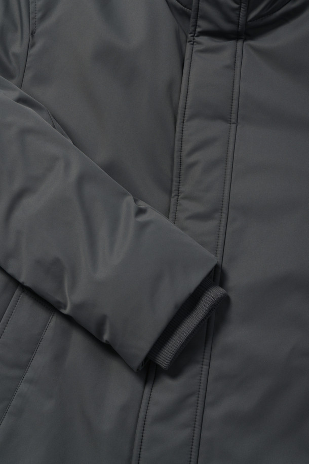 [셀렉션] 칼라 FUR (퍼) 비즈 다운 코트는 겨울철 비즈니스룩과 비즈니스 캐주얼에 적합한 고급스러운 스타일의 다운 코트입니다. 허벅지 기장의 레귤러핏으로, 무지 디자인에 지퍼와 히든스냅 여밈 방식을 적용하여 깔끔한 실루엣을 연출합니다. 칼라에는 탈부착 가능한 머스크랫 퍼가 있어 보온성을 높였으며, 머스코비덕 다운 충전재(솜털:깃털=80:20)를 사용하여 뛰어난 보온성을 제공합니다. 라미네이팅 공법 가공, 컬러 파이핑, 속주머니 지퍼 등의 디테일이 돋보이며, 폴리에스터 소재로 제작되어 두꺼운 두께감을 자랑합니다. 긴 소매 기장으로 클래식하고 미니멀한 디자인을 완성했습니다.
