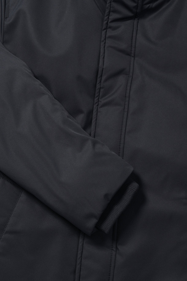 [셀렉션] 칼라 FUR (퍼) 비즈 다운 코트는 겨울철 비즈니스룩을 위한 고급스러운 다운 코트입니다. 머스크랫 퍼 칼라가 탈부착 가능하여 다양한 스타일 연출이 용이하며, 머스코비덕 다운 충전재(솜털:깃털=80:20)로 뛰어난 보온성을 제공합니다. 허벅지 기장의 레귤러핏으로 클래식하고 미니멀한 스타일을 완성하며, 지퍼와 히든스냅 여밈 방식으로 깔끔함을 더했습니다. 무지 디자인에 컬러 파이핑 디테일, 속주머니 지퍼로 실용성을 높여 출근룩과 비즈니스 캐주얼에 적합합니다.
