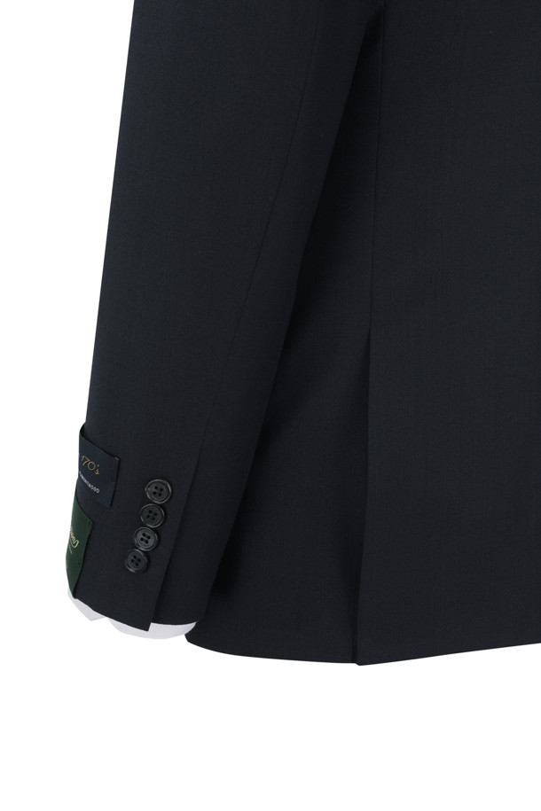 [셀렉션] 170수 울 100 클래식 슈트 재킷은 남성을 위한 포멀 및 예복 스타일의 슈트 재킷입니다. 가을에 적합하며, 마이크로 패턴의 네이비와 블루 컬러로 클래식하고 미니멀한 스타일을 연출합니다. 170수 울 100% 원단으로 제작되어 얇고 부드러운 착용감을 선사하며, AMF 스티치 디테일과 골드 깃털 부토니에 라펠 장식으로 고급스러움을 더했습니다. 싱글 버튼 여밈 방식의 레귤러핏 디자인에 양 사이드 벤트, PB 안감, 땀받이 디테일, 전체 안감 처리로 편안함과 활동성을 높였습니다. 오피스룩, 면접룩, 상견례룩 등 격식 있는 자리에 적합하며, 당신의 품격을 높여줄 아이템입니다.
