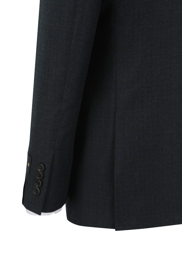 [셀렉션] REDA 울 100 클래식 슈트 재킷은 포멀 및 비즈니스룩에 적합한 남성용 슈트 재킷입니다. 다크 그린 컬러에 클래식한 체크 패턴이 돋보이며, 초겨울까지 착용하기 좋은 보통 두께감의 울 100% 소재로 제작되었습니다. 레귤러핏 싱글버튼 디자인으로, AMF 스티치, 골드 깃털 부토니에 라펠 장식, 등판 양사이드 벤트, PB 안감, 땀받이 디테일 등의 섬세한 디테일이 돋보입니다. 오피스룩, 비즈니스 캐주얼, 출근룩 등 다양한 TPO에 활용 가능하며, 미니멀하면서도 클래식한 스타일을 연출할 수 있습니다.
