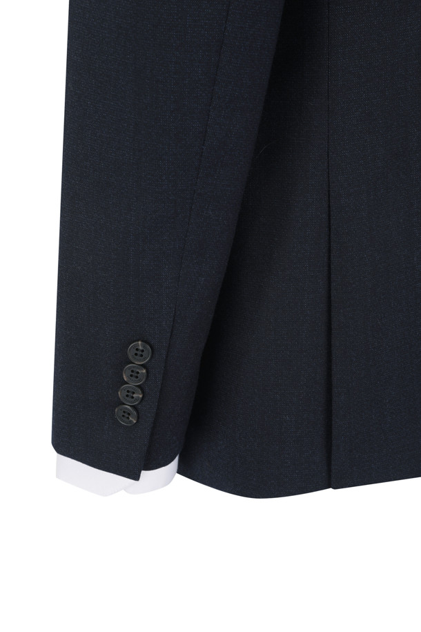 남성용 울 블렌디드 클래식 슈트 재킷입니다. 일상과 포멀한 자리 모두에 어울리는 레귤러 핏의 싱글 버튼 슈트 자켓으로, 초겨울에 적합합니다. 혼방 컬러에 무지 패턴으로 클래식하고 미니멀한 스타일을 연출합니다. 울 소재 특유의 고급스러운 질감과 내추럴 스트레치, 등판 밑단의 양 사이드 벤트, 전체 안감 디테일이 편안함과 활동성을 더합니다. 오피스룩, 비즈니스 캐주얼, 출근룩 등 다양한 TPO에 활용하기 좋습니다.
