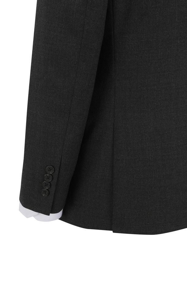 세련된 남성분들을 위한 울블렌디드 클래식 슈트 재킷입니다. 차분하고 고급스러운 그레이 컬러에 레귤러 핏으로 제작되어 편안하면서도 세련된 실루엣을 연출합니다. 울 소재 특유의 부드러운 촉감과 보통 두께감으로 초겨울까지 착용하기 좋으며, 싱글 버튼 여밈 방식으로 깔끔한 디자인을 더했습니다. 양 사이드 벤트 및 전체 안감 처리가 되어 있어 활동성을 높였으며, 오피스룩, 비즈니스 캐주얼, 모임룩 등 다양한 TPO에 활용 가능합니다. 클래식하고 미니멀한 스타일을 선호하는 남성분들께 추천합니다.
