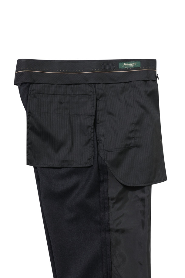 [셀렉션] 울/캐시미어 블렌디드 클래식 슈트 팬츠는 남성 고객을 위한 슈트 팬츠입니다. 네이비 컬러의 무지 디자인으로, 비즈니스 및 혼주복에 적합합니다. 초겨울까지 착용 가능한 울과 캐시미어 혼방 소재로 제작되어 부드러운 촉감과 고급스러운 분위기를 선사합니다. 레귤러핏으로 제작되었으며, 전체 안감 및 허리단 스토퍼, 셔츠 빠짐 방지 기능, 스트레치 소재를 더해 편안함과 활동성을 높였습니다. 오피스룩, 비즈니스 캐주얼, 모임룩 등 다양한 TPO에 클래식하고 미니멀한 스타일을 연출할 수 있습니다.
