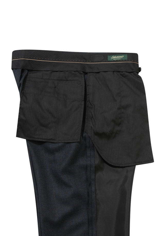 이태리 REDA(레다)사의 울 100% 원단으로 제작된 [셀렉션] REDA 울 100 클래식 슈트 팬츠입니다. 다크 그린 컬러의 클래식한 체크 패턴이 돋보이며, 겨울과 초겨울에 적합한 두께감으로 포멀 및 정장 스타일을 연출하기 좋습니다. 레귤러핏으로 제작되어 편안한 착용감을 선사하며, 전체 안감 및 조절 마이깡 밴딩으로 활동성을 높였습니다. 셔츠 빠짐을 방지하는 스토퍼가 추가되어 실용성을 더했으며, 오피스룩, 비즈니스 캐주얼, 모임룩 등 다양한 TPO에 활용 가능합니다.
