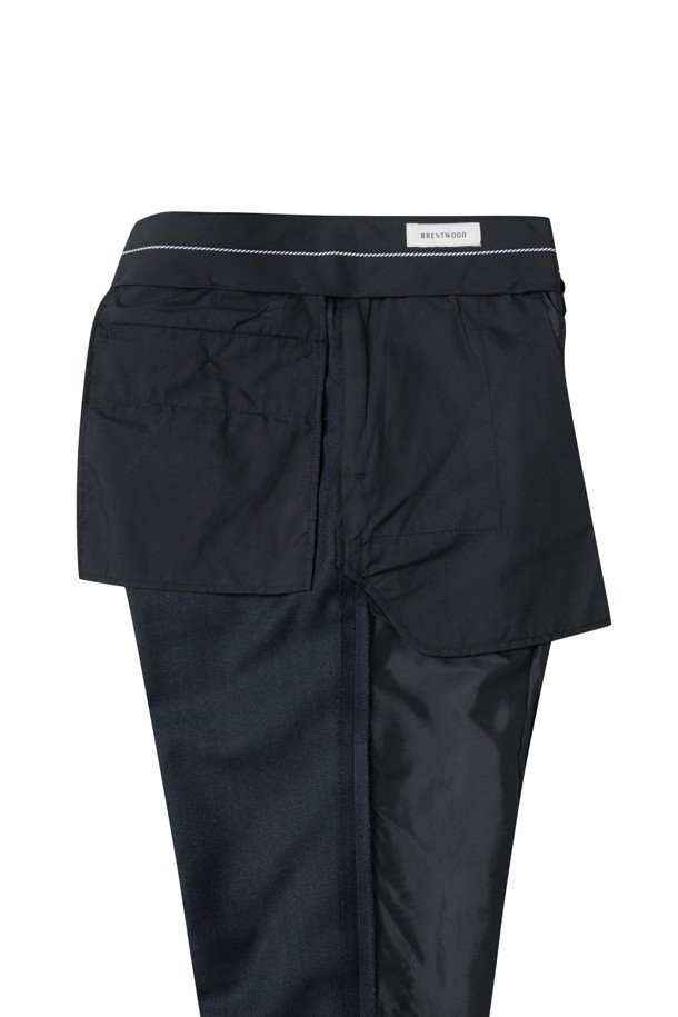 네이비 컬러의 울(Wool) 블렌디드 클래식 슈트 팬츠입니다. 초겨울까지 착용 가능한, 레귤러핏의 긴 바지로 포멀 또는 데일리 스타일 모두 소화 가능합니다. 자스페 패턴의 울 소재로 제작되어 고급스러운 분위기를 연출하며, 내추럴 스트레치 기능으로 편안한 착용감을 제공합니다. 오피스룩, 비즈니스 캐주얼, 출근룩에 적합하며, 고시우라 허리단과 후크 & 버튼 이중 여밈으로 깔끔하게 마무리되었습니다. 클래식하고 미니멀한 스타일을 선호하는 남성분들에게 추천합니다.
