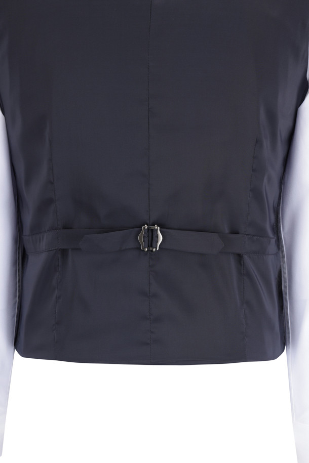 액션슈트 울블렌디드 스트라이프 슈트 베스트는 남성용 포멀 및 비즈니스 룩을 위한 슬림핏 베스트입니다. 네이비 컬러의 울 소재로 제작되었으며, 가을에 착용하기 적합합니다. 모던하면서 클래식한 무드의 스트라이프 패턴이 특징이며, V넥 디자인에 레귤러 기장으로 제작되었습니다. 5버튼, 가슴 장식 포켓, 사이드 포켓, 비조 디테일, 등판 스트레치 안감으로 활동성과 스타일을 동시에 잡았습니다. 오피스룩, 비즈니스 캐주얼, 회의룩 등 다양한 TPO에 활용 가능하며, 클래식 및 미니멀 스타일을 선호하는 분들께 추천합니다.
