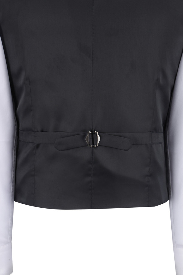 울과 캐시미어 블렌디드 소재의 네이비 슈트 베스트입니다. 남성용이며, 모던하고 클래식한 스타일을 연출합니다. 겨울철 포멀 및 비즈니스룩에 적합하며, 오피스룩, 비즈니스 캐주얼, 회의룩에 활용하기 좋습니다. 슬림핏의 브이넥 디자인으로, 5버튼, 가슴 장식 포켓, 사이드 포켓, 비조 디테일이 특징입니다.  전체 안감 처리되어 있으며, 신축성은 없고 비침은 없습니다.
