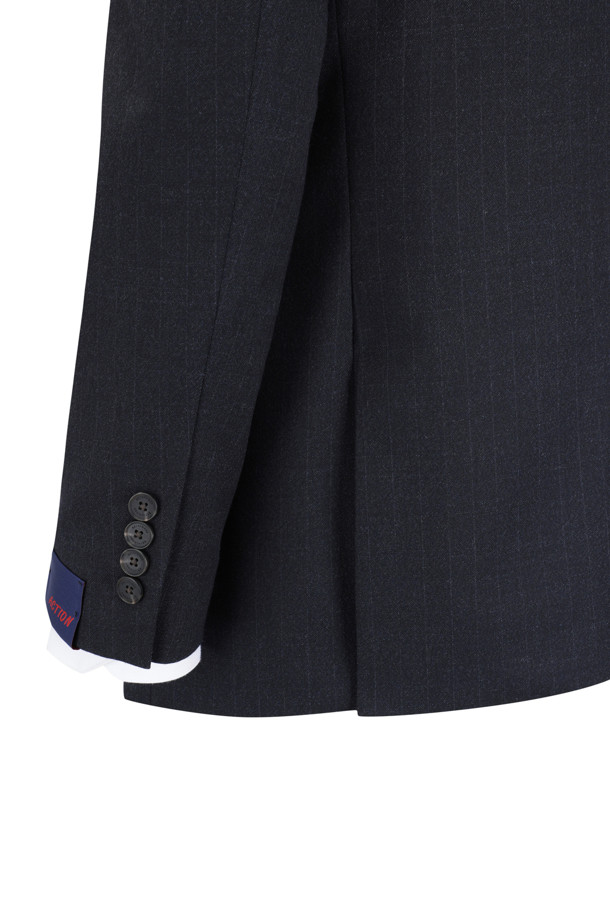 [액션슈트] 울블렌디드 스트라이프 슬림 슈트 재킷은 남성 고객을 위한 모던하고 클래식한 스타일의 슈트 재킷입니다. 네이비 컬러의 스트라이프 패턴이 특징이며, 일상과 비즈니스 모두 활용 가능한 TPO를 제공합니다. 울 소재에 슬림핏으로 제작되어 세련된 실루엣을 연출하며, 가을 시즌에 적합한 두께감입니다. B로고 레드 실링 인장 라펠 장식과 액션밴드 사양, 스트레치 안감 등의 디테일이 돋보입니다. 등판 양사이드 벤트와 전체 안감, 이너 포켓이 있어 편안함과 실용성을 더했습니다.
