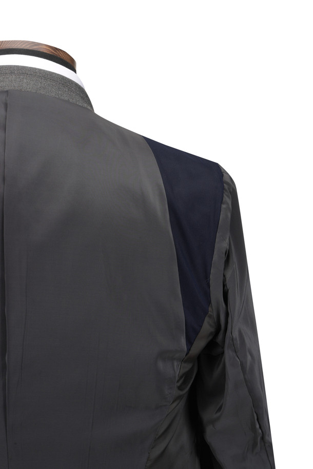 [액션슈트] 울블렌디드 멜란지 베이지 슬림 슈트 자켓은 남성 고객을 위한 아우터입니다. 멜란지 베이지 및 그레이 컬러로 출시되었으며, 클래식하고 모던한 스타일을 연출합니다. 가을 시즌에 적합하며, 일상 및 비즈니스 착용에 적합합니다. 슬림핏 디자인과 싱글 버튼 여밈으로 세련된 실루엣을 선사하며, 울 소재 특유의 부드러운 촉감을 느낄 수 있습니다. 액션밴드, 스트레치 안감, 이너포켓, B로고 레드 실링 인장 라펠, 등판 양사이드 벤트 등의 디테일로 활동성과 디자인을 모두 잡았습니다.
