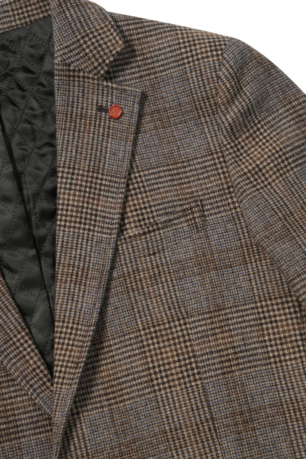 **[블레이저클럽] 울블렌디드 미니멀 자켓**

블레이저클럽의 울블렌디드 미니멀 재킷은 겨울철 데일리룩, 오피스룩, 비즈니스 캐주얼에 모두 잘 어울리는 재킷입니다. 미니멀한 스타일의 테일러드 코트로, 베이지, 브라운, 블루 세 가지 색상으로 출시되었습니다. 슬림핏 디자인에 울 소재를 사용하여 따뜻하고 편안한 착용감을 제공하며, 보통 두께감으로 간절기부터 겨울까지 활용 가능합니다. 글렌체크 패턴과 투버튼 여밈 방식, 긴 소매 디자인이 특징이며, 사이드벤트, 속주머니, 아웃포켓, 부토니에 장식, 퀼팅 안감, 바이린 HAS 충전재 등 다양한 디테일로 완성도를 높였습니다.
