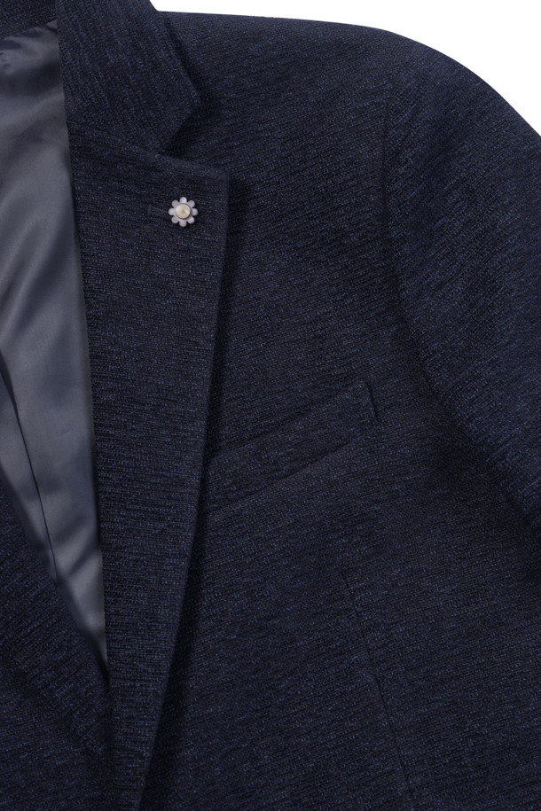 네이비와 블루 컬러로 구성된 남성용 울블렌디드 셔닐 자켓입니다. 초겨울에 착용하기 좋은 두께감의 슬림핏 테일러드 자켓으로, 포멀하고 클래식한 스타일을 연출합니다. 투버튼 여밈 방식과 긴 소매, 플랩 포켓, 사이드벤트, 속주머니, 부토니에 장식, 전체 안감 디테일이 돋보입니다. 오피스룩, 비즈니스 캐주얼, 모임룩 등 다양한 TPO에 활용 가능한 미니멀하고 클래식한 디자인입니다. 부드러운 촉감의 울과 셔닐 소재 혼방으로 제작되어 고급스러운 분위기를 더합니다.
