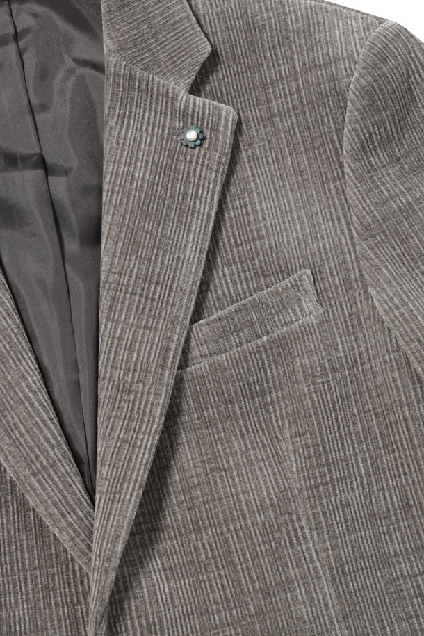 변형 조직 셔닐 재킷은 초겨울, 포멀 스타일을 위한 남성 자켓입니다. 부드러운 촉감의 셔닐 소재, 슬림핏으로 제작되었으며, 무지 그레이 컬러로 다양한 룩에 활용할 수 있습니다. 테일러드 코트 타입에 투버튼 여밈 방식을 적용, 클래식하고 미니멀한 디자인을 자랑합니다. 플랩 포켓, 사이드벤트, 부토니에 장식, 속주머니, 전체 안감 디테일로 완성도를 높였습니다. 오피스룩, 비즈니스 캐주얼, 면접룩 등 TPO에 적합한 활용도 높은 자켓입니다.
