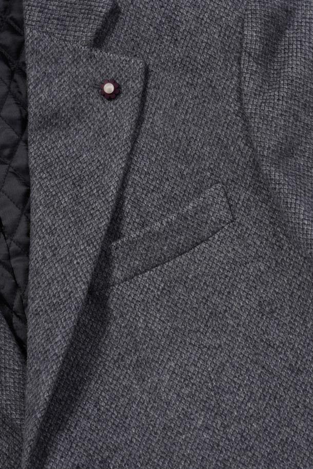 **울캐시미어 브러쉬드 퀼팅 재킷**

부드러운 울과 캐시미어 혼방 소재로 제작되어 고급스러운 착용감을 선사하는 겨울용 테일러드 재킷입니다. 마이크로 패턴의 섬세함이 돋보이며, 포멀한 스타일을 연출하기에 좋습니다. 플랩 포켓, 사이드벤트, 부토니에 장식, 속주머니, 전체 퀼팅 안감, 바이린 HAS 충전재 등 디테일한 요소들이 퀄리티를 높입니다. 겨울철 오피스룩, 데일리룩, 모임룩 등 다양한 TPO에 활용 가능하며, 클래식하고 미니멀한 스타일을 선호하는 분들께 추천합니다.
