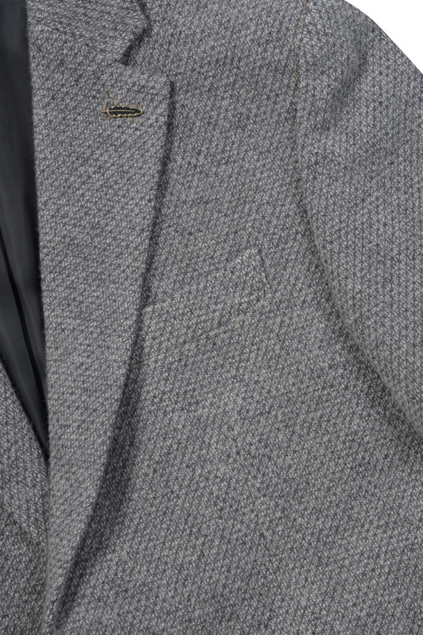 [셀렉션] 울블렌디드 투톤 조직 재킷은 초겨울, 오피스룩, 비즈니스 캐주얼, 모임룩에 어울리는 클래식하고 미니멀한 스타일의 자켓입니다. 레귤러핏으로 제작되었으며, 울 소재에 그레이 컬러의 투톤 조직으로 세련된 느낌을 더했습니다. 테일러드 코트 타입에 투버튼 여밈 방식이며, 전체 안감, 사이드벤트, 플랩포켓, 부토니에 장식, 소뿔 단추, 골드 스티치 디테일이 돋보입니다. 긴 소매 기장의 레귤러 기장으로, 시크한 스타일을 연출하기 좋습니다.
