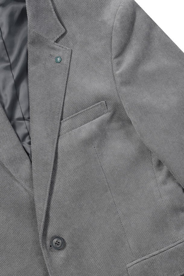 미니멀 조직 솔리드 자켓은 가을 시즌에 어울리는 남성용 테일러드 코트 타입의 재킷입니다. 부드러운 코듀로이 소재에 전체 안감으로 제작되어 편안한 착용감을 선사합니다. 그레이, 네이비 컬러로 출시되었으며, 레귤러핏과 투버튼 여밈으로 미니멀하고 캐주얼한 스타일을 연출합니다. 사이드벤트, 부토니에 장식, 소매 컬러 단추 배색 디테일이 돋보이며, 비즈니스 캐주얼, 출근룩, 모임룩 등 다양하게 활용 가능합니다. 미니멀, 클래식, 캐주얼 스타일을 선호하는 분들께 추천합니다.
