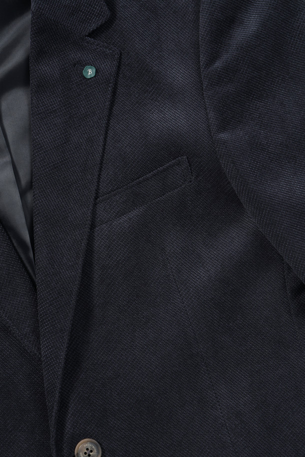 미니멀 조직 솔리드 자켓은 가을 시즌에 어울리는 남성용 자켓입니다. 그레이와 네이비 두 가지 색상으로 출시되었으며, 부드러운 코듀로이 소재로 제작되어 편안한 착용감을 선사합니다. 테일러드 코트 타입에 레귤러 핏으로 제작되었으며, 투 버튼 여밈 방식과 사이드벤트, 부토니에 장식, 소매 컬러 단추 배색 디테일이 돋보입니다. 전체 안감 처리가 되어 있어 고급스러운 마감과 내구성을 갖추었으며, 출근룩, 비즈니스 캐주얼, 모임룩 등 다양한 TPO에 활용하기 좋습니다.
