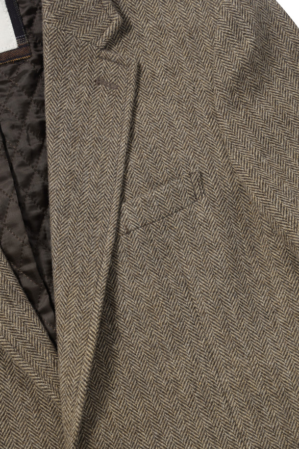 겨울철 따뜻함과 스타일을 책임질 [헌팅자켓] 울블렌디드 헤링본 헌팅 재킷입니다. 베이지와 카키 두 가지 색상으로 출시되어, 클래식하면서도 캐주얼한 매력을 선사합니다. 울 소재의 헤링본 패턴으로 고급스러운 질감을 자랑하며, 투버튼 여밈과 레귤러 핏으로 편안한 착용감을 제공합니다. 엘보 패치, 칼라 안쪽 비죠, 아웃포켓 등의 디테일이 돋보이며, 바이린 HAS 충전재와 퀼팅 처리, 전체 안감으로 보온성을 높였습니다. 겨울 데일리룩, 모임룩, 비즈니스 캐주얼 등 다양한 TPO에 활용할 수 있는 실용적인 아이템입니다.
