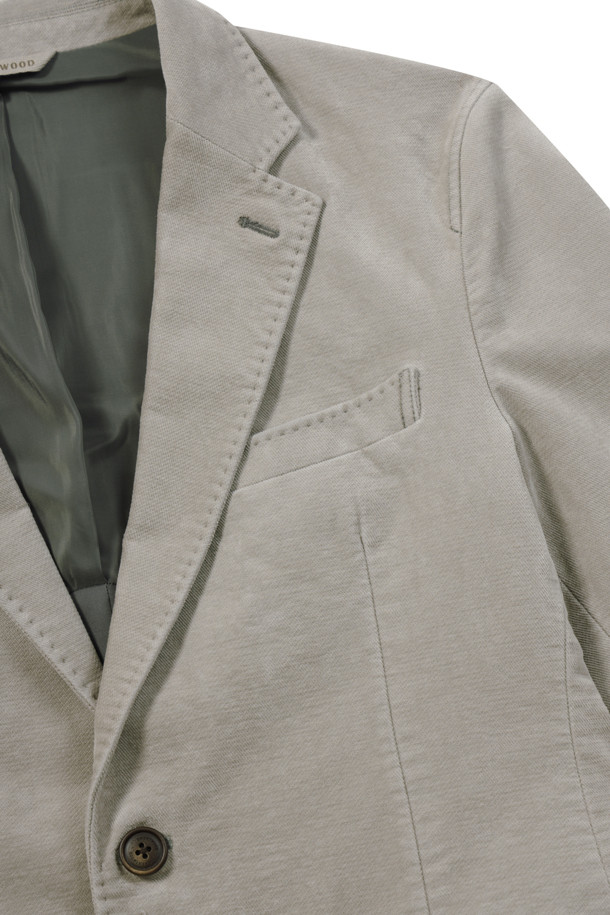 솔리드 트윌 조직 몰스킨 재킷은 초겨울, 일상 속에서 캐주얼하고 클래식한 스타일을 연출하기에 적합한 남성용 테일러드 재킷입니다. 부드러운 촉감의 몰스킨 소재를 사용하여 편안한 착용감을 제공하며, 레귤러 핏과 투버튼 여밈 방식이 특징입니다. 가먼트 워싱 공법으로 자연스러운 멋을 더하고, 호시 스티치 디테일과 사이드벤트, 스트레치 안감, 전체 안감으로 디자인의 완성도를 높였습니다. 겨울 데일리룩, 비즈니스 캐주얼, 출근룩 등 다양한 TPO에 활용하기 좋으며, 무지 디자인으로 미니멀한 스타일을 선호하는 분들께 추천합니다.
