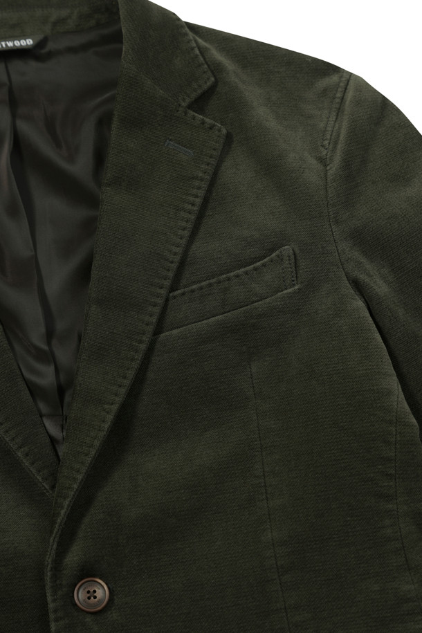 부드러운 몰스킨 소재로 제작된 솔리드 트윌 조직 몰스킨 재킷입니다. 캐주얼과 클래식 스타일을 아우르는 디자인으로 겨울 데일리룩, 출근룩, 비즈니스 캐주얼에 활용하기 좋습니다. 레귤러 핏에 투버튼 여밈 방식을 적용했으며, 가먼트 워싱 공정, 호시스티치 디테일, 스트레치 안감, 사이드벤트, 전체 안감 등 섬세한 디테일로 완성도를 높였습니다. 초겨울까지 따뜻하게 착용 가능하며, 부드러운 촉감과 무지 패턴으로 미니멀한 스타일을 연출합니다. 블랙 컬러의 긴 소매 테일러드 자켓으로, 다양한 룩에 활용하기 용이합니다.
