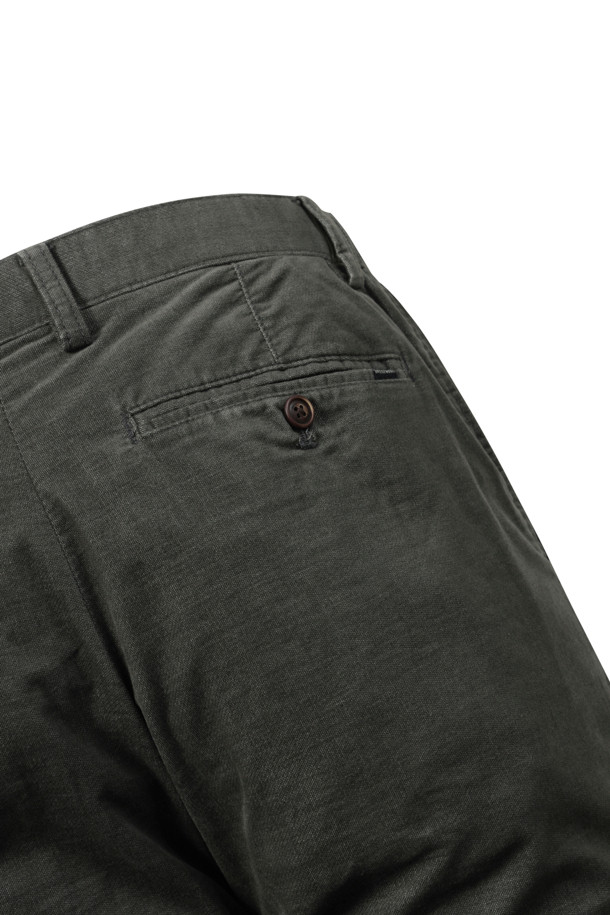 [코지] 솔리드 코튼 워싱 팬츠 (SET-UP)는 부드러운 촉감의 면 소재로 제작되어 편안한 착용감을 제공합니다. 캐주얼한 스타일을 연출하며, 가을 나들이룩이나 겨울 데일리룩에 적합합니다. 가먼트 워싱 공정을 거쳐 자연스러운 질감을 살렸으며, 트윌 조직으로 내구성을 높였습니다. 스탠다드핏의 긴 기장 바지로, 사이드 히든 밴딩 처리로 편안함을 더했습니다. 셋업으로도 활용 가능하여 다양한 스타일을 연출할 수 있는 남성용 캐주얼 팬츠입니다.
