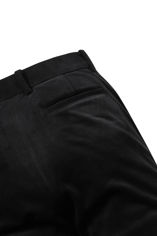 [라이프 퍼포먼스] 솔리드 코듀로이 본딩 팬츠는 겨울철 따뜻하고 편안한 데일리룩을 완성해 줄 바지입니다. 캐주얼, 미니멀, 스포티한 스타일을 모두 소화하며, 스탠다드핏으로 허벅지부터 밑단까지 자연스럽게 좁아지는 실루엣을 연출합니다. 부드러운 코듀로이 소재에 보온성을 높여주는 본딩 안감을 더해, 추운 날씨에도 따뜻하게 착용 가능합니다. 허리 전체 밴딩 처리로 활동성을 높였으며, 다양한 상의와 크로스 코디가 용이합니다. 동네 마실룩이나 산책룩에도 잘 어울리는 실용적인 아이템입니다.
