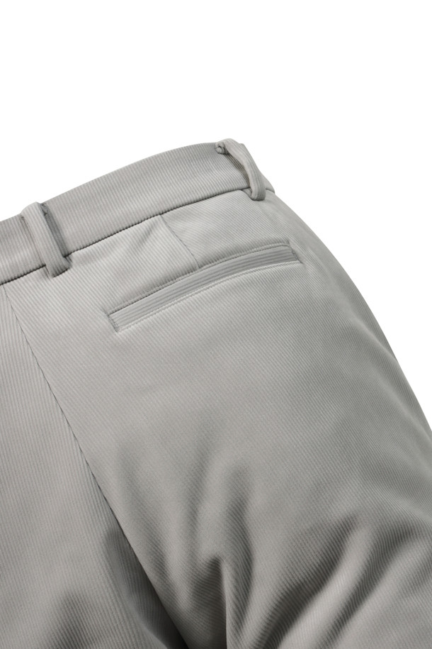 **[라이프 퍼포먼스] 솔리드 코듀로이 본딩 팬츠**는 겨울철 일상, 동네 마실, 산책 등 다양한 TPO에 활용하기 좋은 바지입니다. 부드러운 코듀로이 소재에 보온성을 높여주는 본딩 안감을 더해 포근한 착용감을 선사합니다. 스포티, 캐주얼, 미니멀 스타일을 모두 소화하며, 허벅지부터 밑단까지 자연스럽게 좁아지는 스탠다드핏으로 다리 라인을 더욱 돋보이게 합니다. 신축성 있는 풀 밴딩 허리, 두꺼운 두께감으로 편안함과 따뜻함까지 놓치지 않았습니다.
