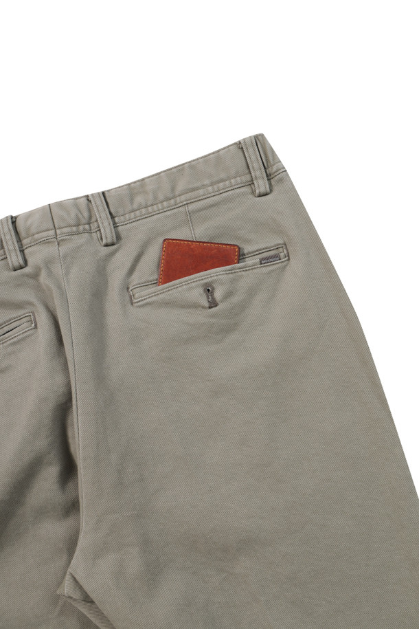 [에센셜스] 컴포치노 기모 팬츠는 추운 겨울에도 따뜻하고 편안하게 착용할 수 있는 기모 팬츠입니다. 부드러운 면, 스판 혼방 소재로 제작되어 뛰어난 착용감을 선사하며, 스탠다드핏으로 어떤 스타일에도 잘 어울립니다. 안감 기모 처리로 보온성을 높였으며, 무지 디자인에 6가지 다양한 컬러 구성으로 폭넓은 선택이 가능합니다. 사이드 히든 밴딩으로 편안함을 더했으며, 뒷주머니 포인트 라벨이 돋보입니다. 일상 및 가벼운 외출 시, 미니멀, 캐주얼, 클래식 등 다양한 스타일로 연출하기 좋습니다.
