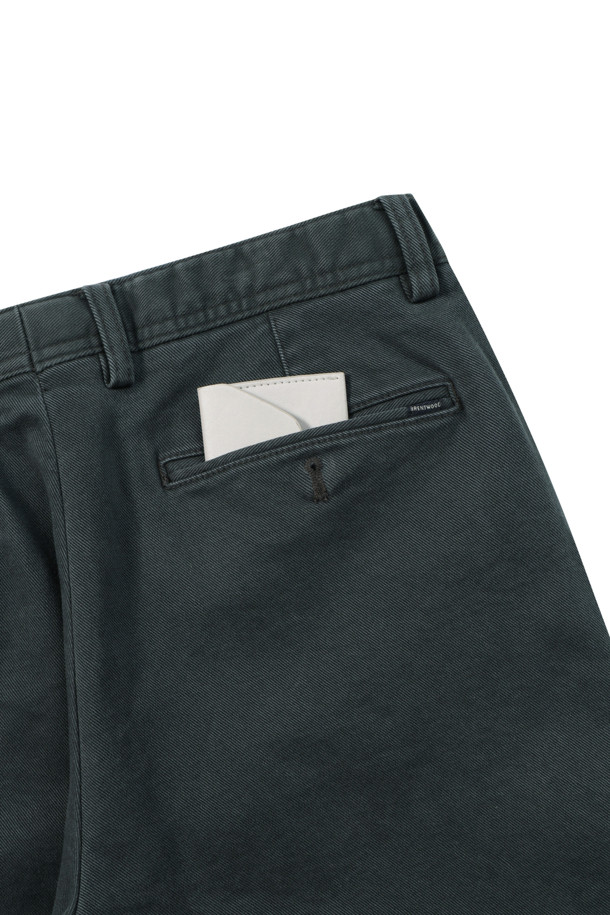 **[에센셜스] 컴포치노 기모 팬츠**는 겨울철 일상, 동네 마실룩에 적합한 베이직 스타일의 기모 팬츠입니다. 면, 스판 혼방의 부드러운 소재로 제작되어 편안한 착용감을 선사하며, 스탠다드핏으로 어떤 스타일에도 잘 어울립니다. 허벅지부터 밑단까지 자연스럽게 좁아지는 실루엣으로 다리가 길어 보이는 효과를 주며, 사이드 히든밴딩으로 편안함을 더했습니다. 두꺼운 두께감과 기모 안감으로 보온성을 높였으며, 뒷주머니 하단에는 포인트 라벨이 부착되어 있습니다.
