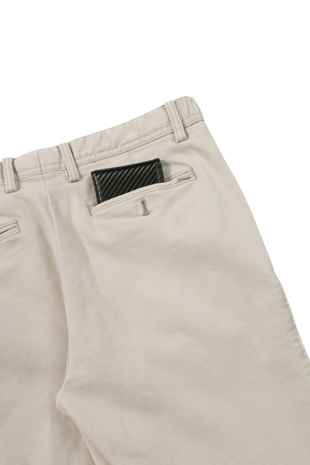 [에센셜스] 컴포치노 기모 팬츠는 추운 겨울, 따뜻하고 편안한 일상과 나들이를 위한 베이직 스타일의 기모 팬츠입니다. 면과 스판덱스 혼방 소재로 부드러운 촉감과 신축성을 제공하며, 허벅지부터 밑단까지 자연스럽게 좁아지는 스탠다드핏으로 제작되었습니다. 두꺼운 두께와 기모 안감으로 보온성을 높였으며, 사이드 히든 밴딩으로 편안한 착용감을 선사합니다. 뒷주머니 하단에 포인트 라벨을 부착하여 미니멀하고 클래식한 디자인을 완성했습니다. 캐주얼, 미니멀, 클래식 스타일을 즐겨 입는 분들께 추천합니다.
