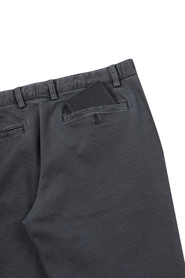 마이크로 프린트 기모 팬츠는 부드러운 촉감과 따뜻함을 선사하는 겨울용 치노 팬츠입니다. 일상과 출근룩, 모임룩 등 다양한 TPO에 활용 가능하며, 베이직, 캐주얼, 미니멀 스타일을 모두 소화합니다. 면과 스판덱스 혼방 소재로 제작되어 편안한 착용감을 제공하며, 신축성이 있어 활동성 또한 보장합니다. 스탠다드핏과 테이퍼드 핏으로 출시되어 체형에 맞는 핏을 선택할 수 있으며, 기모 안감으로 보온성을 높였습니다. 밴딩 처리로 편안함까지 더했습니다.
