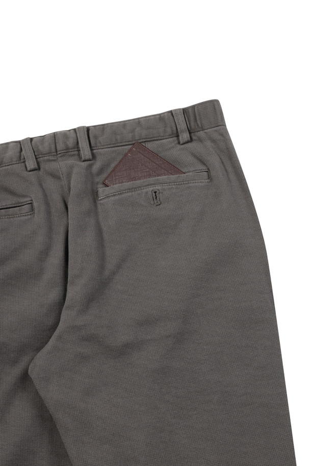 마이크로 프린트 기모 팬츠는 부드러운 촉감과 따뜻함을 선사하는 겨울철 필수 아이템입니다. 일상과 출근룩, 캠핑룩 등 다양한 TPO에 활용 가능한 베이직하고 캐주얼한 스타일의 긴 바지입니다. 면과 스판덱스 혼방 소재로 제작되어 편안한 착용감을 제공하며, 레귤러 핏과 테이퍼드 디자인으로 다리 라인을 깔끔하게 잡아줍니다. 안감은 기모 처리되어 보온성을 높였으며, 밴딩 처리로 활동성을 더했습니다. 미니멀, 캐주얼, 클래식 스타일을 즐겨 입는 분들께 추천합니다.
