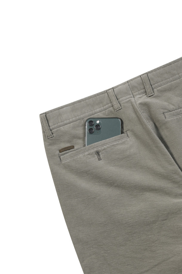 변형 몰스킨 솔리드 기모 팬츠는 부드러운 촉감과 따뜻함을 동시에 느낄 수 있는 겨울철 필수 아이템입니다. 면과 스판덱스 혼방 소재로 제작되어 편안한 착용감을 제공하며, 스탠다드핏으로 어떤 스타일에도 잘 어울립니다. 안감 기모 처리로 보온성을 높였으며, 사이드 히든 밴딩으로 편안함과 활동성을 더했습니다. 무지 디자인에 뒷주머니 가죽 라벨 장식으로 포인트를 주어 캐주얼, 클래식, 미니멀 등 다양한 스타일 연출에 활용 가능합니다. 출근룩과 모임룩으로 모두 적합한 실용적인 팬츠입니다.
