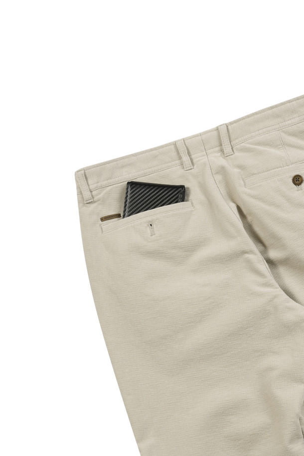 부드러운 촉감의 변형 몰스킨 솔리드 기모 팬츠입니다. 일상에서 편안하게 착용하기 좋은 캐주얼 팬츠로, 허벅지부터 밑단까지 자연스럽게 좁아지는 테이퍼드 핏이 특징입니다. 안감 기모로 제작되어 겨울철에도 따뜻하게 입을 수 있으며, 사이드 밴딩 디테일로 활동성을 더했습니다. 베이지 컬러의 무지 디자인에 뒷주머니 가죽 라벨 장식으로 포인트를 주어 미니멀하고 클래식한 스타일을 연출할 수 있습니다. 출근룩과 모임룩에도 활용 가능한 활용도 높은 아이템입니다.
