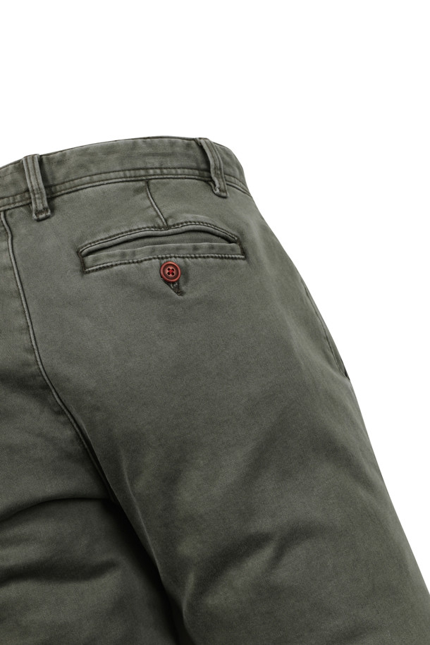 [셀렉션] 솔리드 피그먼트 워싱 팬츠는 고급 수입 코튼 스판 소재를 사용하여 부드러운 촉감과 뛰어난 신축성을 제공하는 슬림핏 캐주얼 팬츠입니다. 피그먼트 워싱 기법으로 자연스러운 색감과 빈티지한 무드를 연출하며, 데님 슬렌더 핏으로 세련된 실루엣을 강조합니다. 사이드 히든 밴딩으로 편안한 착용감을 선사하며, 겨울철 데일리룩, 오피스룩, 비즈니스 캐주얼 등 다양한 TPO에 활용하기 좋습니다. 클래식, 캐주얼, 미니멀 스타일을 즐겨 입는 고객에게 적합한 아이템입니다. 카키 컬러의 무지 디자인으로 어떤 상의와도 쉽게 매치할 수 있습니다.
