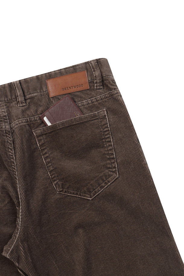 [셀렉션] 솔리드 코듀로이 피그먼트 워싱 팬츠는 부드러운 코듀로이 소재에 면, 스판덱스를 혼방하여 편안한 착용감을 선사합니다. 차분하고 따뜻한 브라운 컬러에 피그먼트 워싱 기법을 더해 자연스러운 빈티지 무드를 연출합니다. 슬림 핏과 긴 기장으로 다리가 길어 보이는 효과를 주며, 안감 기모 처리로 겨울철에도 따뜻하게 입을 수 있습니다. 사이드 히든 밴딩 디테일과 신축성 있는 소재로 활동성을 높였으며, 출근룩과 데이트룩 등 다양한 스타일에 활용하기 좋습니다. 클래식, 캐주얼, 미니멀 스타일을 즐겨 입는 분들께 추천합니다.
