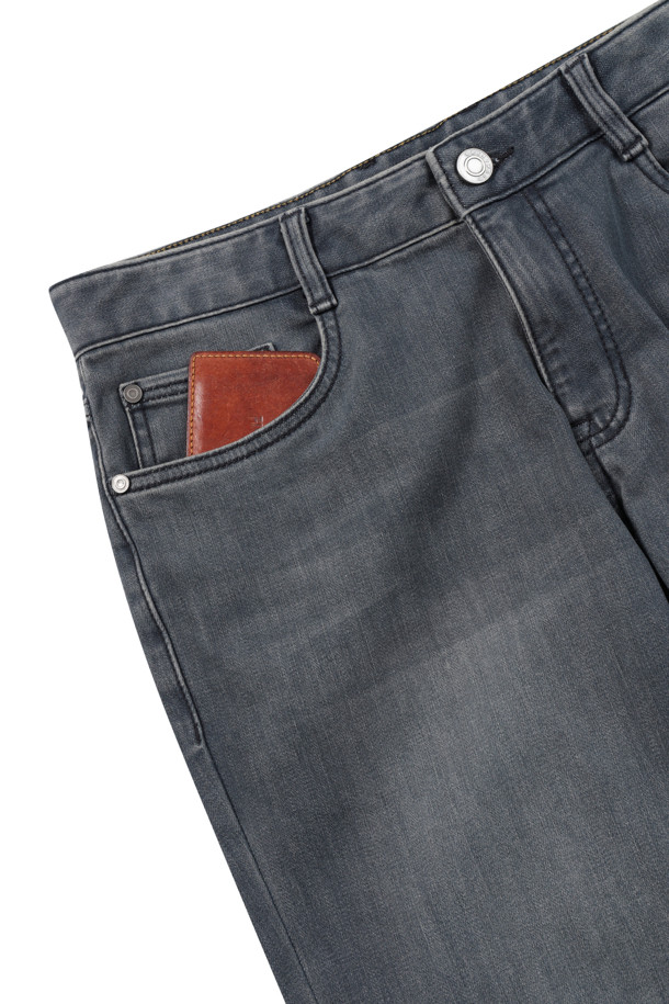 슬렌더핏 그레이 데님은 가을과 겨울철에 활용하기 좋은 베이직 스타일의 데님 팬츠입니다. 허벅지부터 밑단까지 슬림하게 떨어지는 슬렌더핏으로, 다리가 길어 보이는 효과를 줍니다. 코튼과 스판 혼방 소재로 제작되어 편안한 착용감과 활동성을 제공하며, 신축성이 있어 더욱 편안하게 활동할 수 있습니다. 브러쉬 워싱 디테일이 더해져 고급스러운 외관을 자랑하며, 가을 나들이룩이나 겨울 데일리룩 등 다양한 TPO에 매치하기 좋습니다. 클래식, 미니멀, 캐주얼 등 어떤 스타일에도 잘 어울려 활용도가 높습니다.
