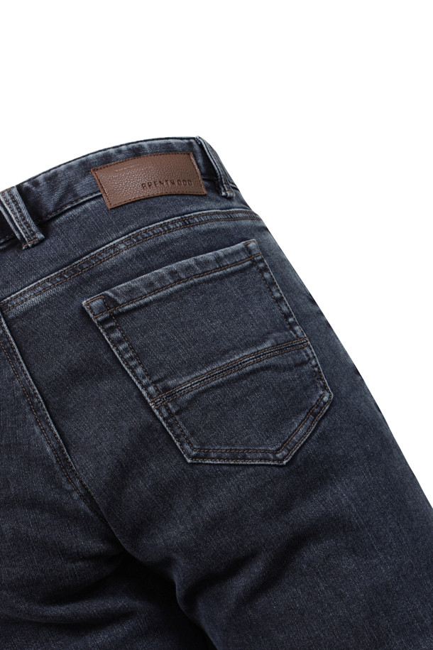 따뜻하고 편안한 겨울을 위한 스탠다드핏 기모 블루 데님입니다. 부드러운 촉감의 데님 소재에 기모 안감을 더해 보온성을 높였으며, 찬 바람에도 끄떡없는 따뜻함을 선사합니다. 허벅지부터 밑단까지 자연스럽게 좁아지는 실루엣으로 다리가 길어 보이는 효과를 주며, 베이직한 디자인으로 어떤 상의와도 잘 어울립니다. 가먼트워싱 처리로 자연스러운 색감과 부드러운 착용감을 제공하며 신축성 있는 소재로 활동성을 높였습니다. 겨울 데일리룩 또는 동네 마실룩에 클래식, 미니멀, 캐주얼 스타일로 활용하기 좋습니다.
