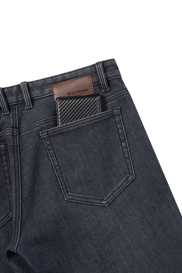 **스탠다드핏 그레이 본딩 데님**은 겨울철 따뜻하게 착용할 수 있는 데님 팬츠입니다. 베이직한 스타일로 캐주얼, 클래식, 미니멀 룩에 모두 잘 어울립니다. 브러쉬 패턴의 그레이 컬러 데님으로 스탠다드핏을 제공하며, 두꺼운 두께감과 본딩 안감으로 보온성을 높였습니다. 스판 소재를 사용하여 활동성을 더했으며, 겨울 데일리룩에 적합한 아이템입니다.
