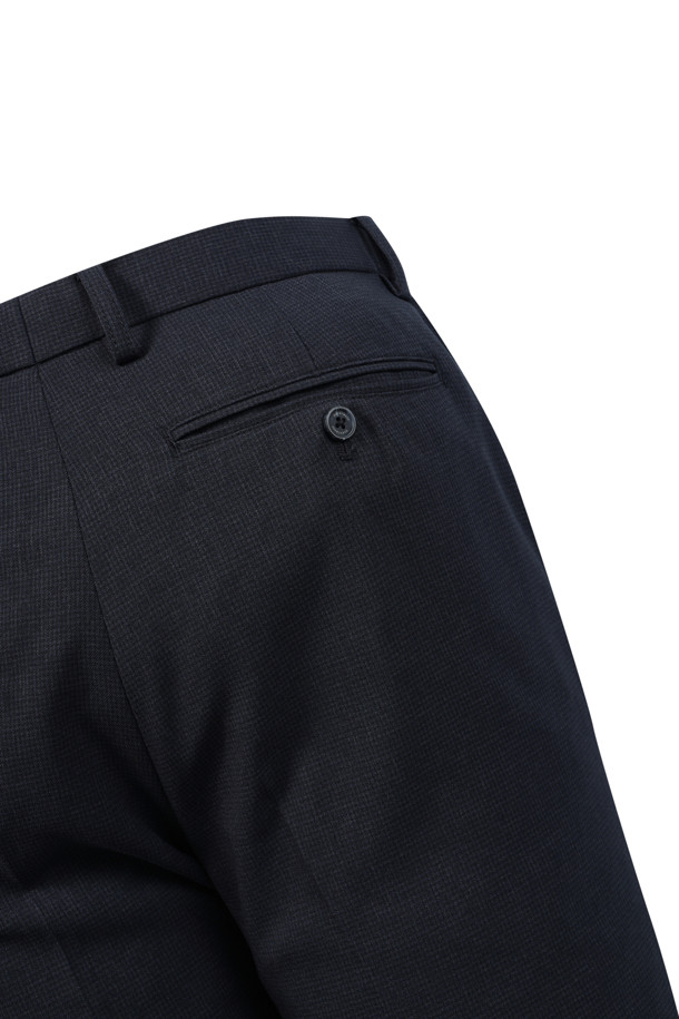 [이지슈트] 마이크로 패턴 팬츠 (SET-UP)는 미니멀하고 클래식한 스타일을 추구하는 남성 고객을 위한 정장 팬츠입니다. 톤 다운된 네이비 컬러에 마이크로 패턴으로 은은한 포인트를 주어 오피스룩, 비즈니스 캐주얼, 출근룩에 활용하기 좋습니다. 슬림핏 디자인으로 세련된 실루엣을 연출하며, 사이드 히든 밴딩으로 편안한 착용감을 제공합니다. 부드러운 드레이프 촉감의 폴리에스테르 소재로 제작되었으며, 밑단은 단뜨기 미싱 처리되어 기장 수선이 용이합니다.
