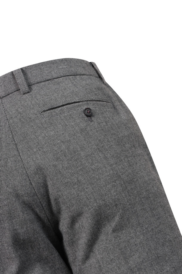 마이크로 기모 팬츠 (SET-UP)는 겨울철 데일리룩, 출근룩, 오피스룩 등 다채로운 TPO에 활용하기 좋은 베이직 스타일의 바지입니다. 폴리에스터와 레이온 혼방 소재로 제작되어 편안한 착용감과 우수한 활동성을 제공하며, 허벅지부터 밑단까지 자연스럽게 좁아지는 스탠다드핏 실루엣으로 세련된 스타일을 연출합니다. 사이드 히든 밴딩 처리로 편안함을 더했으며, 마이크로 패턴이 은은한 포인트를 더해 클래식, 미니멀, 캐주얼 등 다양한 스타일을 소화할 수 있습니다. 셋업으로 착용하여 더욱 완성도 높은 룩을 완성해보세요.
