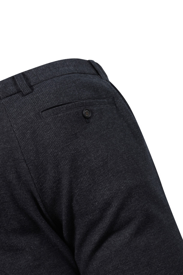 마이크로 기모 팬츠 (SET-UP)는 겨울철에 따뜻하고 스타일리시하게 연출할 수 있는 베이직 스타일의 바지입니다. 허벅지부터 밑단까지 자연스럽게 좁아지는 스탠다드핏으로, 편안한 착용감과 우수한 활동성을 제공합니다. 안감 없이도 두꺼운 두께감의 마이크로 기모 소재를 사용하여 보온성을 높였으며, 사이드 히든 밴딩 처리로 편안함을 더했습니다. 셋업으로 스타일링하여 겨울 데일리룩, 출근룩, 모임룩 등 다양한 TPO에 활용 가능하며, 클래식, 미니멀, 캐주얼 스타일을 모두 소화할 수 있습니다.

