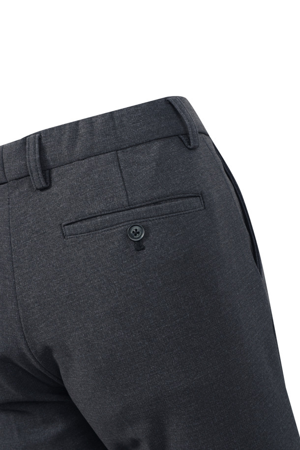 [매직팬츠] 마이크로 기모 본딩 팬츠는 겨울철 따뜻함과 스타일을 모두 잡은 바지입니다. 일상, 출근룩에 적합하며, 미니멀, 클래식, 캐주얼 스타일을 연출하기 좋습니다. 두꺼운 두께감의 기모 소재와 본딩 안감으로 뛰어난 보온성을 제공하며, 허리 안쪽 풀 밴딩으로 편안한 착용감을 선사합니다. 핏은 스트레이트, 하의 기장은 일반으로 제작되었으며, 신축성이 있어 활동성을 높였습니다. 비침 걱정 없이 따뜻하고 스타일리시하게 겨울을 보내세요.
