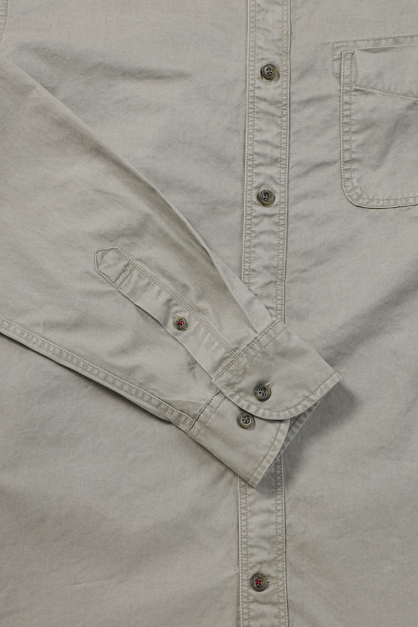 **솔리드 코튼 워싱 캐주얼 셔츠**는 부드러운 면 소재로 제작되어 편안한 착용감을 선사합니다. 가먼트 워싱 처리로 자연스러운 질감을 더했으며, 등판 등주름 디테일과 행거 루프 디테일로 포인트를 주었습니다. 옆구리 포인트 라벨과 레드 포인트 단추가 돋보이며, 톤 다운된 그레이 컬러로 어떤 스타일에도 쉽게 매치할 수 있습니다. 일상생활은 물론 가을 나들이룩으로 활용하기 좋은 캐주얼 셔츠입니다.
