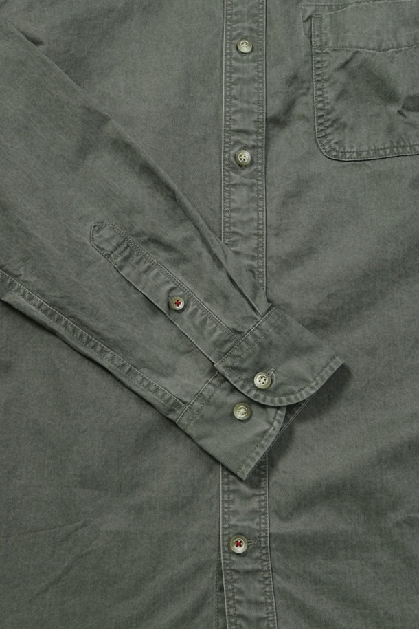 솔리드 코튼 워싱 캐주얼셔츠는 가을에 어울리는 캐주얼 스타일의 긴소매 셔츠입니다. 면 소재에 가먼트 워싱 처리를 하여 자연스러운 질감과 편안한 착용감을 선사합니다. 카키 색상의 무지 디자인으로, 등판 등 주름 디테일과 레드 포인트 단추가 은은한 포인트를 더합니다. 옆구리 포인트 라벨과 행거 루프 디테일로, 동네 마실룩이나 가을 나들이룩에 잘 어울리는 미니멀하고 클래식한 스타일을 완성합니다. 레귤러 핏으로 제작되어 편안하게 착용 가능합니다.
