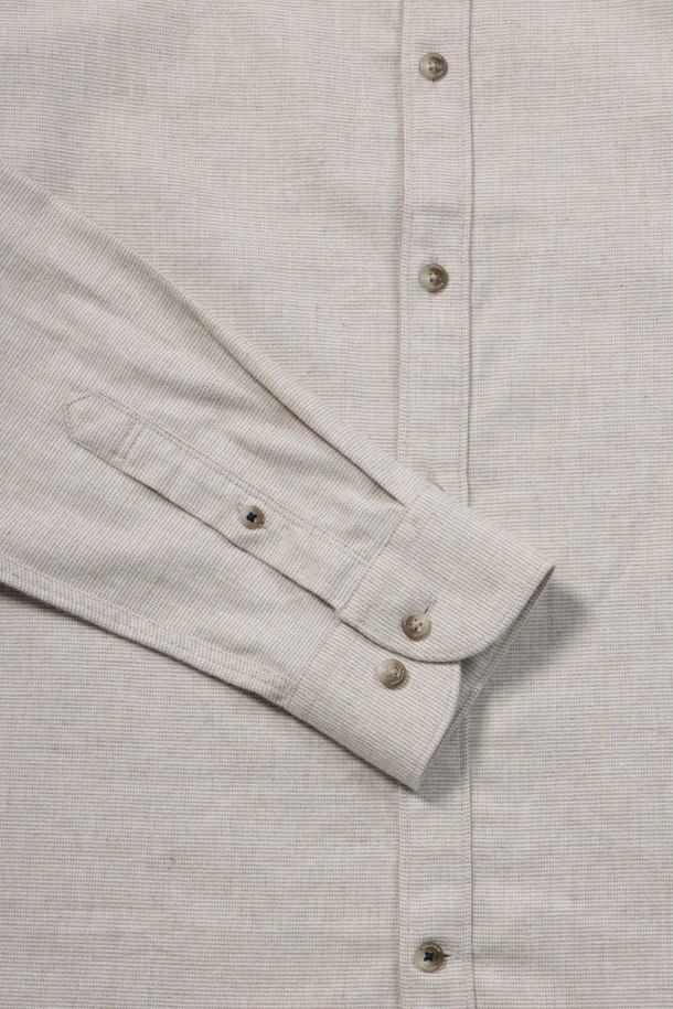 마이크로 코튼 캐주얼셔츠는 부드러운 촉감의 코튼 소재로 제작되어 편안한 착용감을 선사합니다. 베이직, 미니멀, 캐주얼 스타일을 아우르는 디자인으로, 겨울철 데일리룩에 활용하기 좋습니다. 버튼다운칼라와 긴 소매 기장, 레귤러 핏으로 깔끔한 실루엣을 연출하며, 넥고리 부분 배색 처리와 하단 시그니처 로고 장식, 앞중심 하단 및 소매 단추의 레드 포인트가 특징입니다. 마이크로 패턴이 은은하게 들어가 세련된 느낌을 더하며, 신축성은 없지만 비침 걱정 없이 착용할 수 있습니다.
