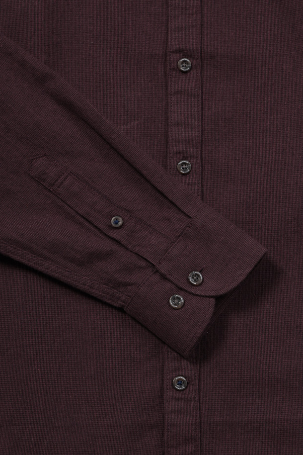 마이크로 코튼 캐주얼셔츠는 부드러운 촉감의 면 소재로 제작되어 겨울철 데일리웨어에 적합합니다. 베이직, 미니멀, 캐주얼 스타일을 모두 아우르는 디자인으로, 레귤러 핏과 엉덩이를 덮는 기장으로 편안한 착용감을 선사합니다. 브라운 컬러의 마이크로 패턴이 은은한 포인트를 주며, 넥고리 부분의 배색 디테일, 하단 시그니처 로고 장식으로 디자인의 완성도를 높였습니다. 버튼다운 네크라인과 긴 소매 디자인은 클래식한 분위기를 연출하며, 앞중심 하단 및 소매 단추의 레드 포인트가 돋보입니다. 신축성이 없고 비침이 없어 안정적인 착용이 가능합니다.
