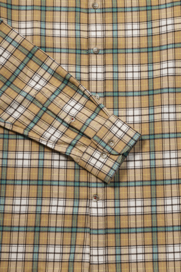 옐로우 멀티체크 캐주얼셔츠는 겨울철 데일리룩과 모임룩에 활용하기 좋은 긴소매 셔츠입니다. 부드러운 촉감의 폴리에스테르와 레이온 혼방 소재로 제작되었으며, 레귤러핏과 레귤러 기장으로 편안한 착용감을 선사합니다. 옐로우 컬러 바탕에 체크 패턴이 산뜻함을 더하며, 구김이 적어 관리가 용이합니다. 버튼다운 네크라인과 넥고리 배색, 옆구리 포인트 라벨, 레드 포인트 버튼 등의 디테일이 돋보이는 캐주얼 스타일로, 클래식, 미니멀 룩에도 잘 어울립니다.
